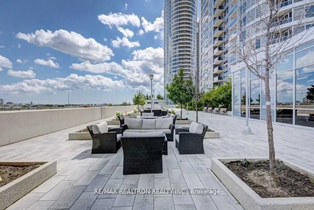 181 Village Green Square, #1516