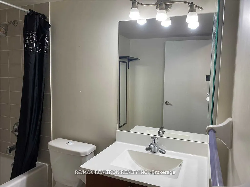181 Village Green Square, #1516