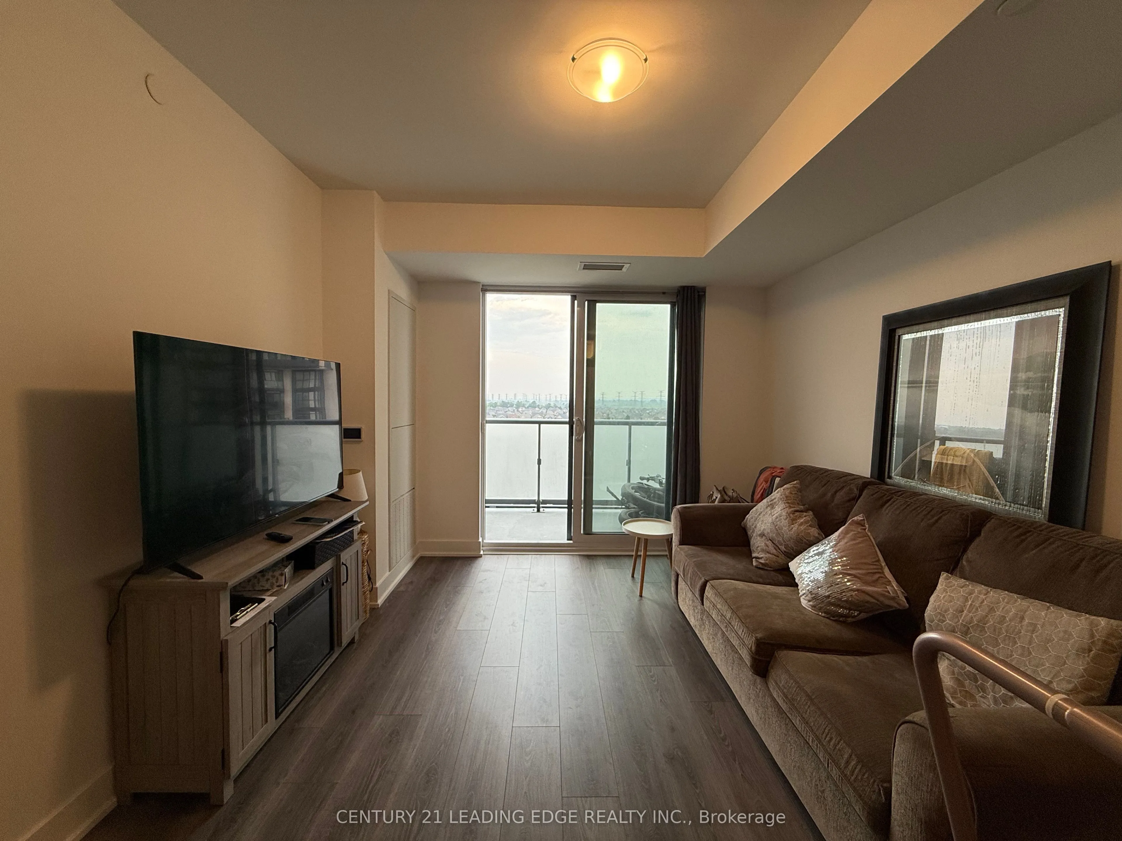 2545 Simcoe Street N, #810