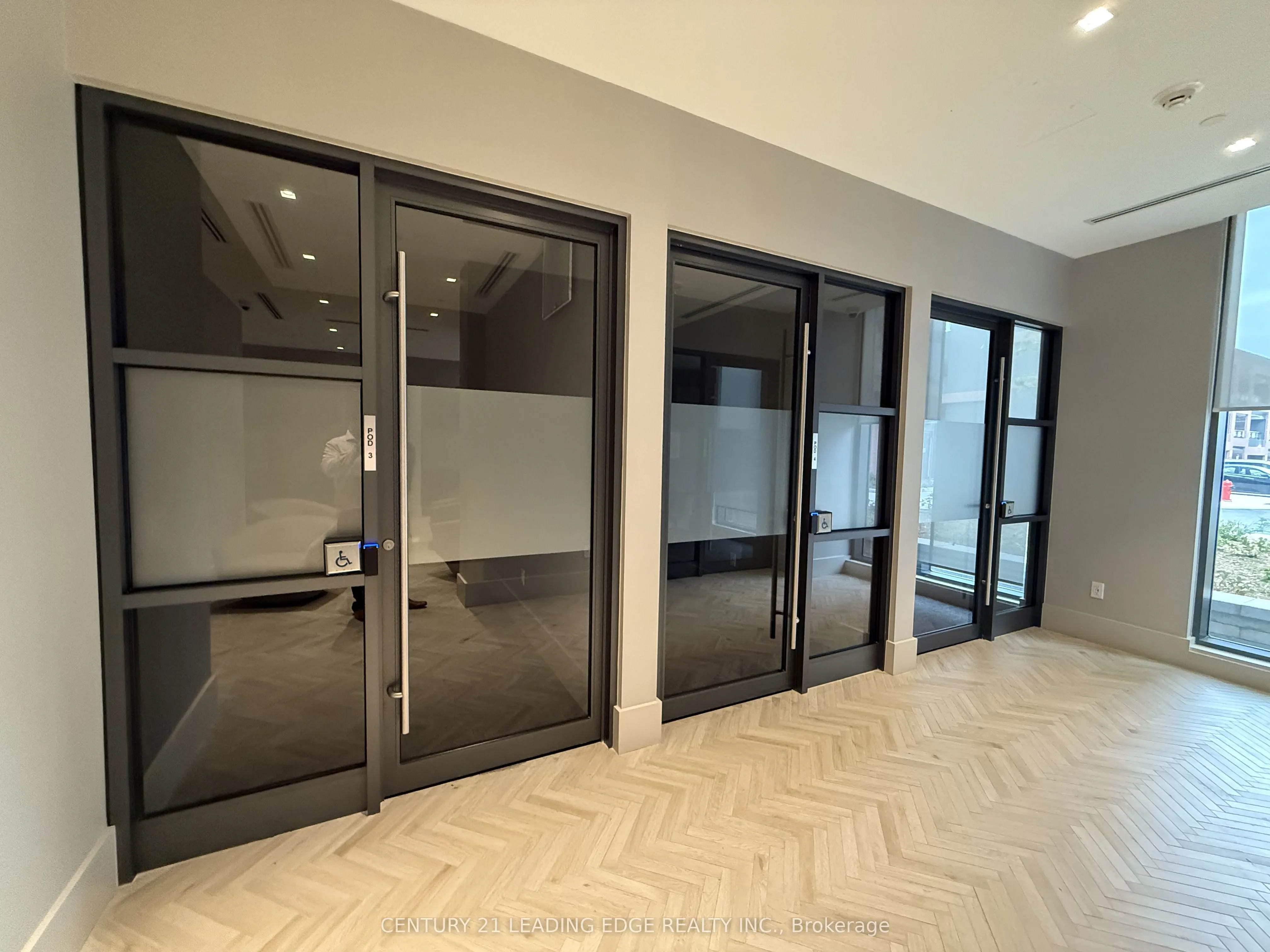 2545 Simcoe Street N, #810