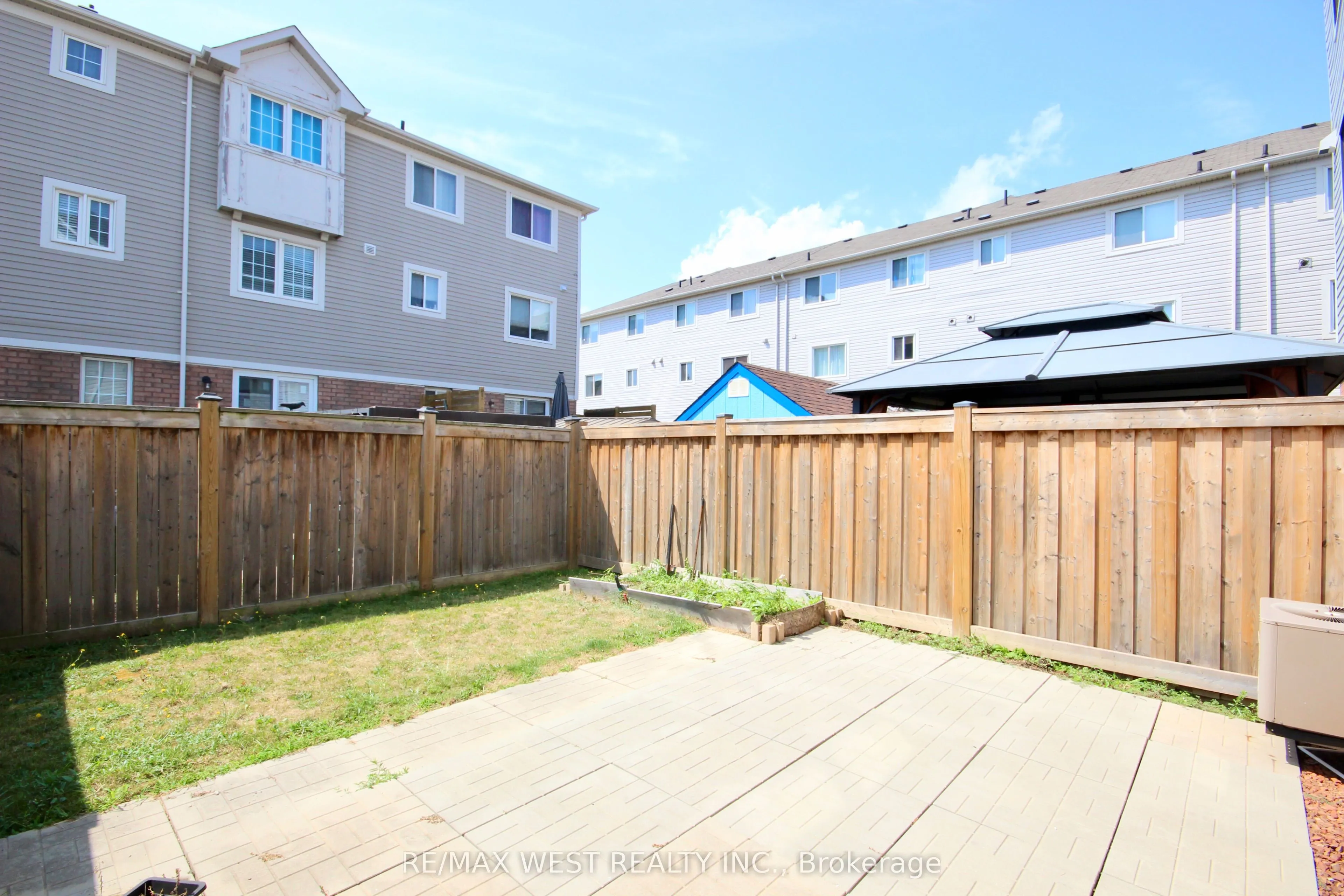 861 Bourne Crescent