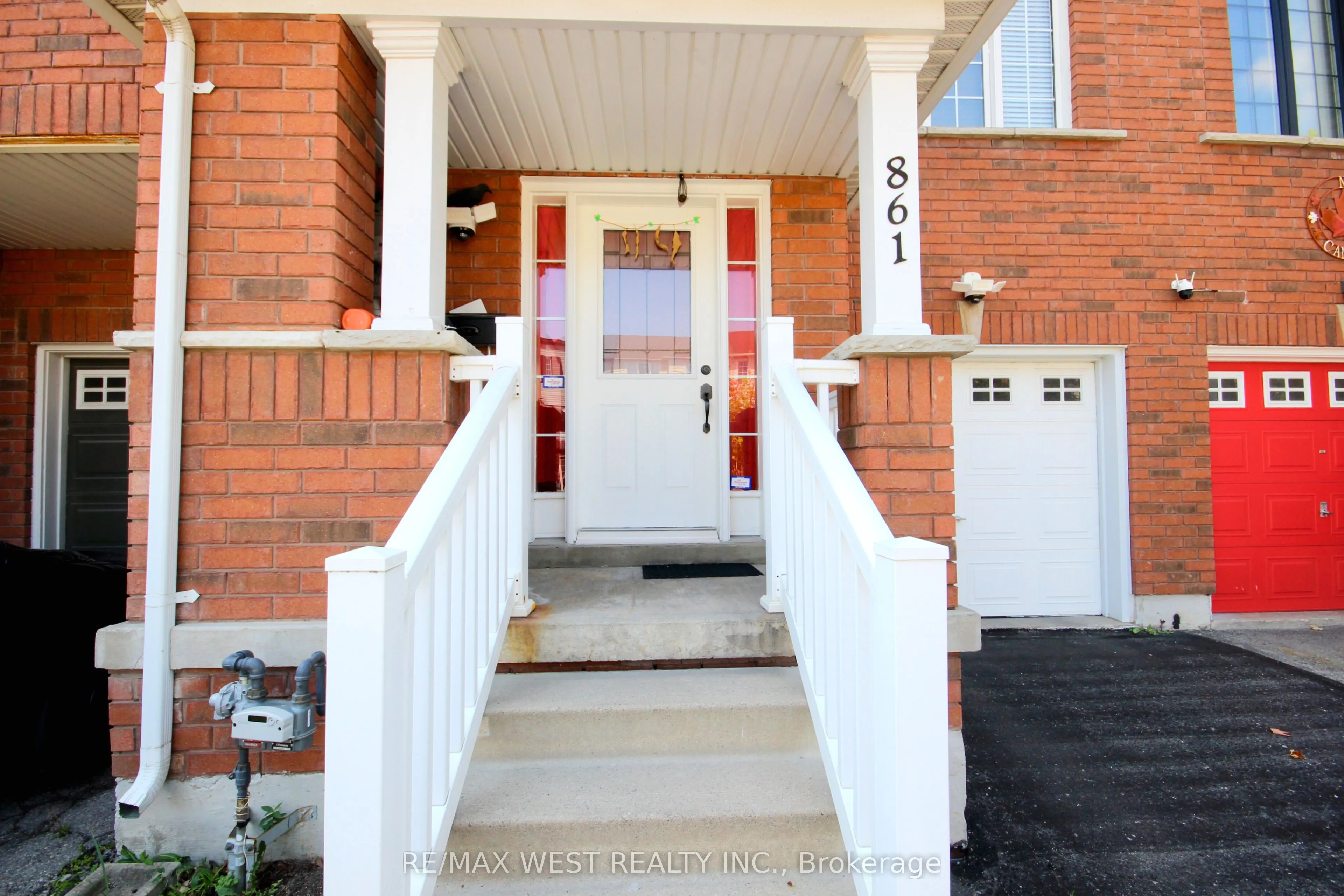 861 Bourne Crescent