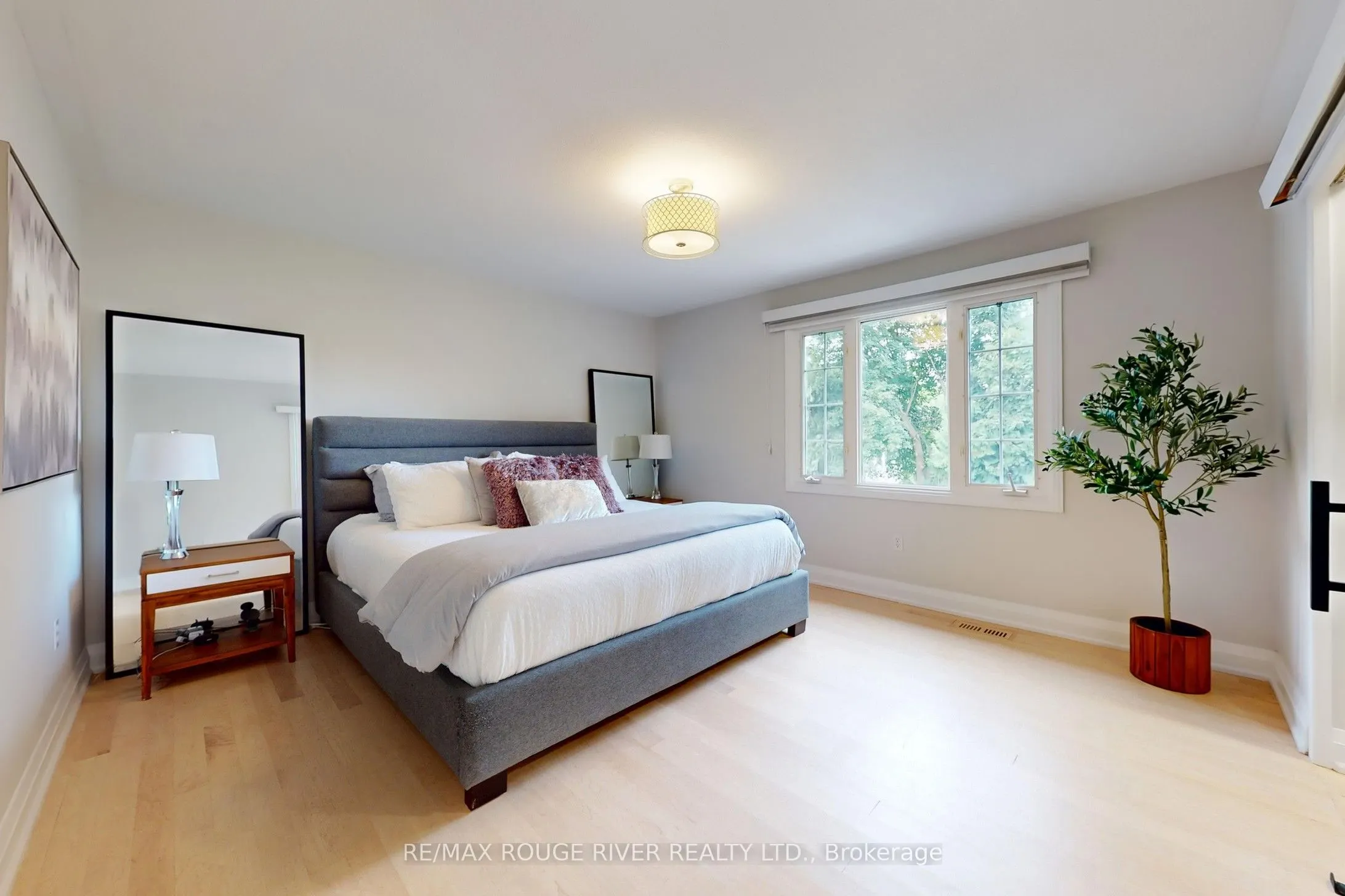 1773 Bronte Square