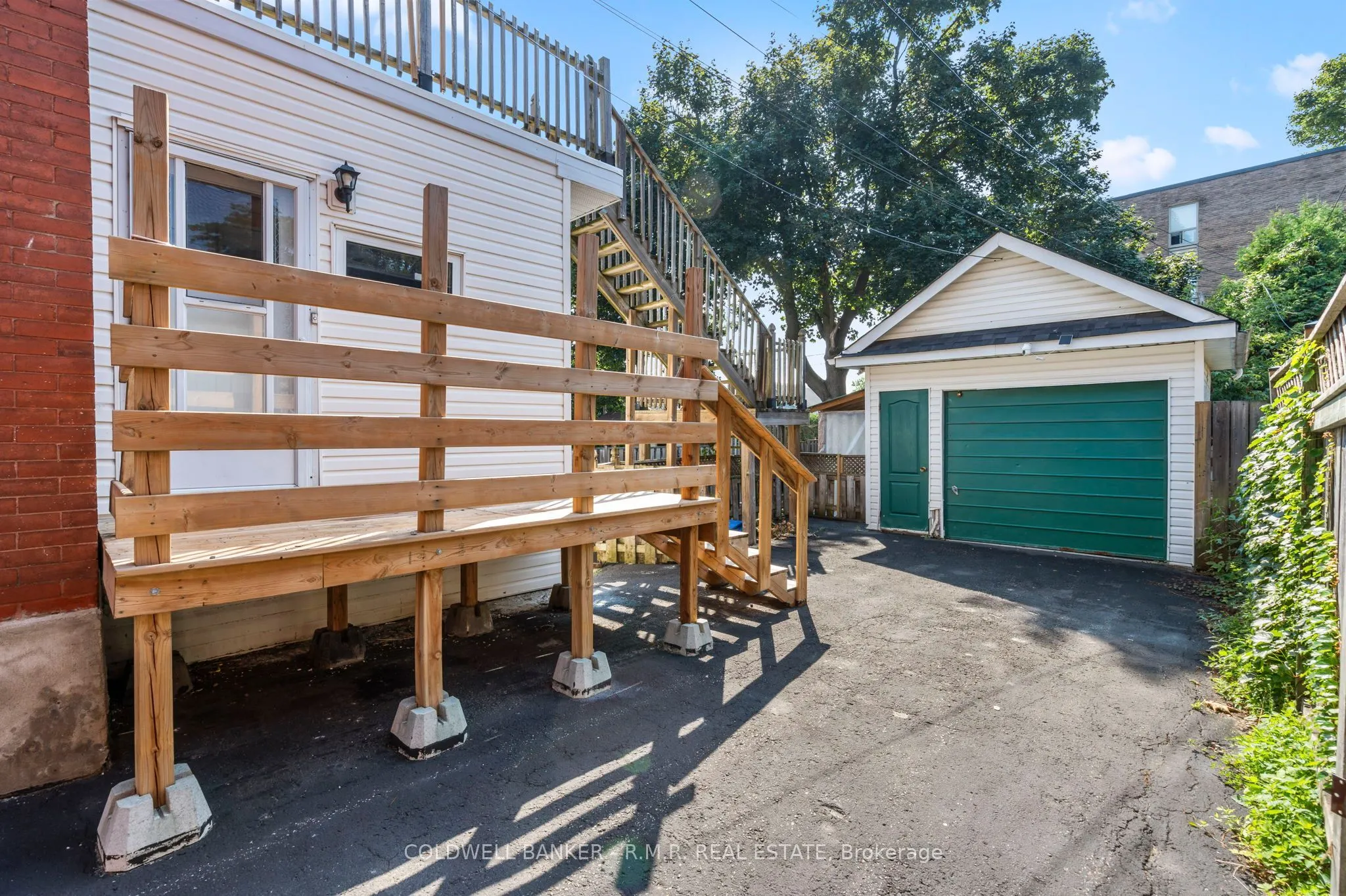135 Brock Street E