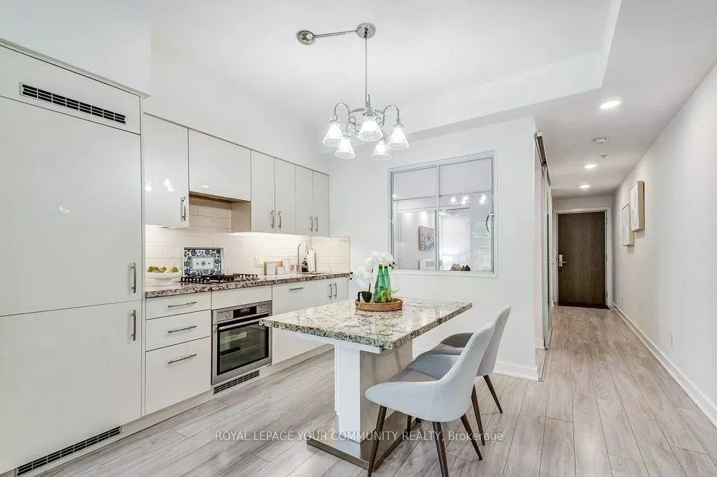 1960 Queen Street E, #306