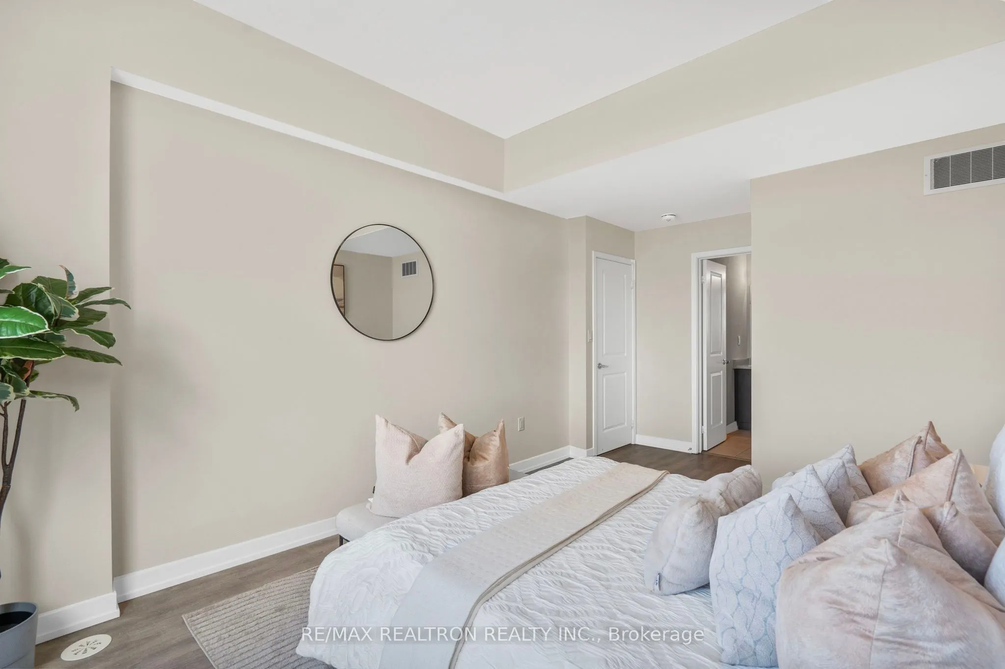 2550 Castlegate Crossing, #401