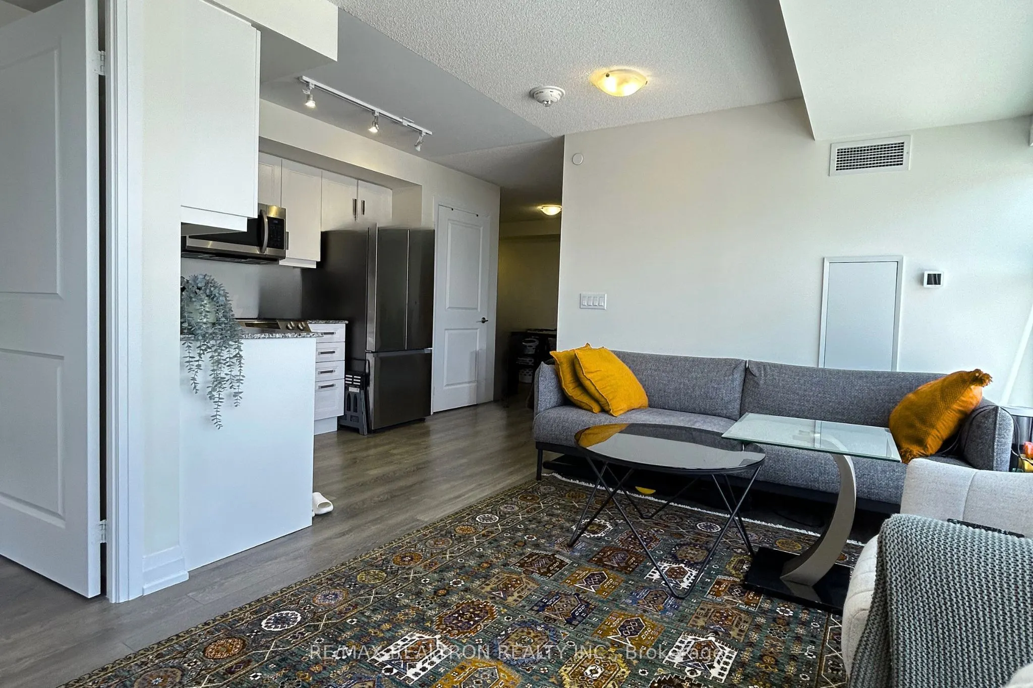 20 Meadowglen Place, #906