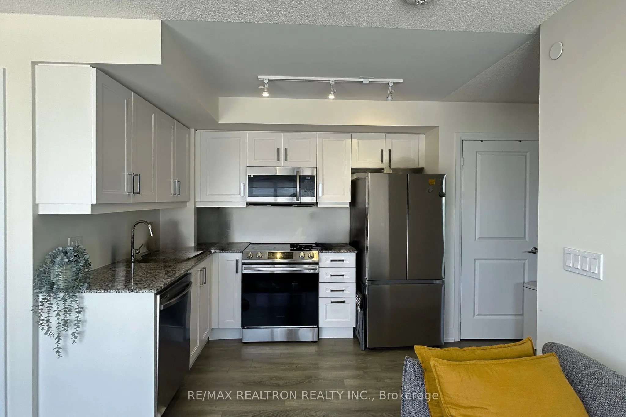 20 Meadowglen Place, #906