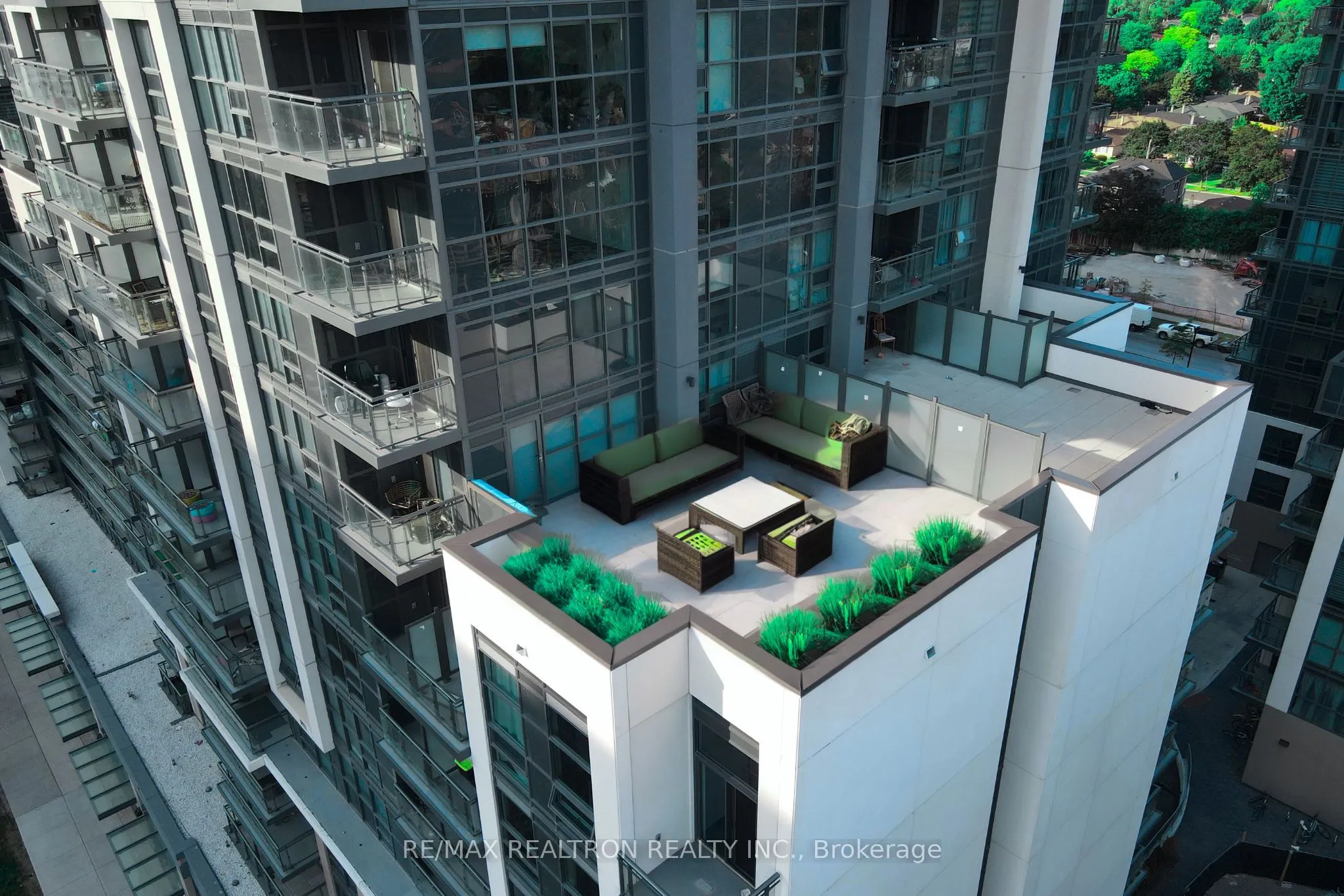 20 Meadowglen Place, #906