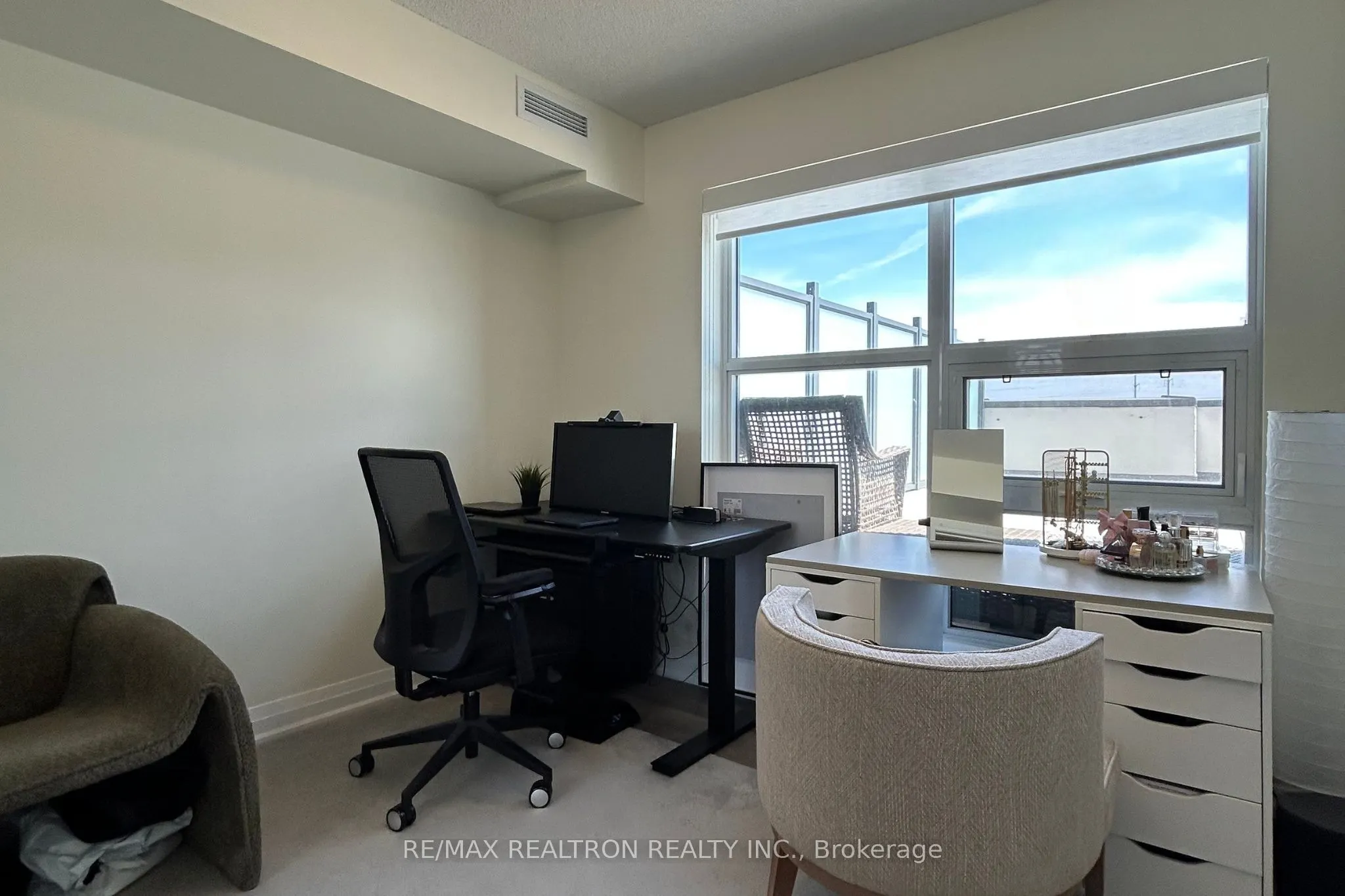 20 Meadowglen Place, #906