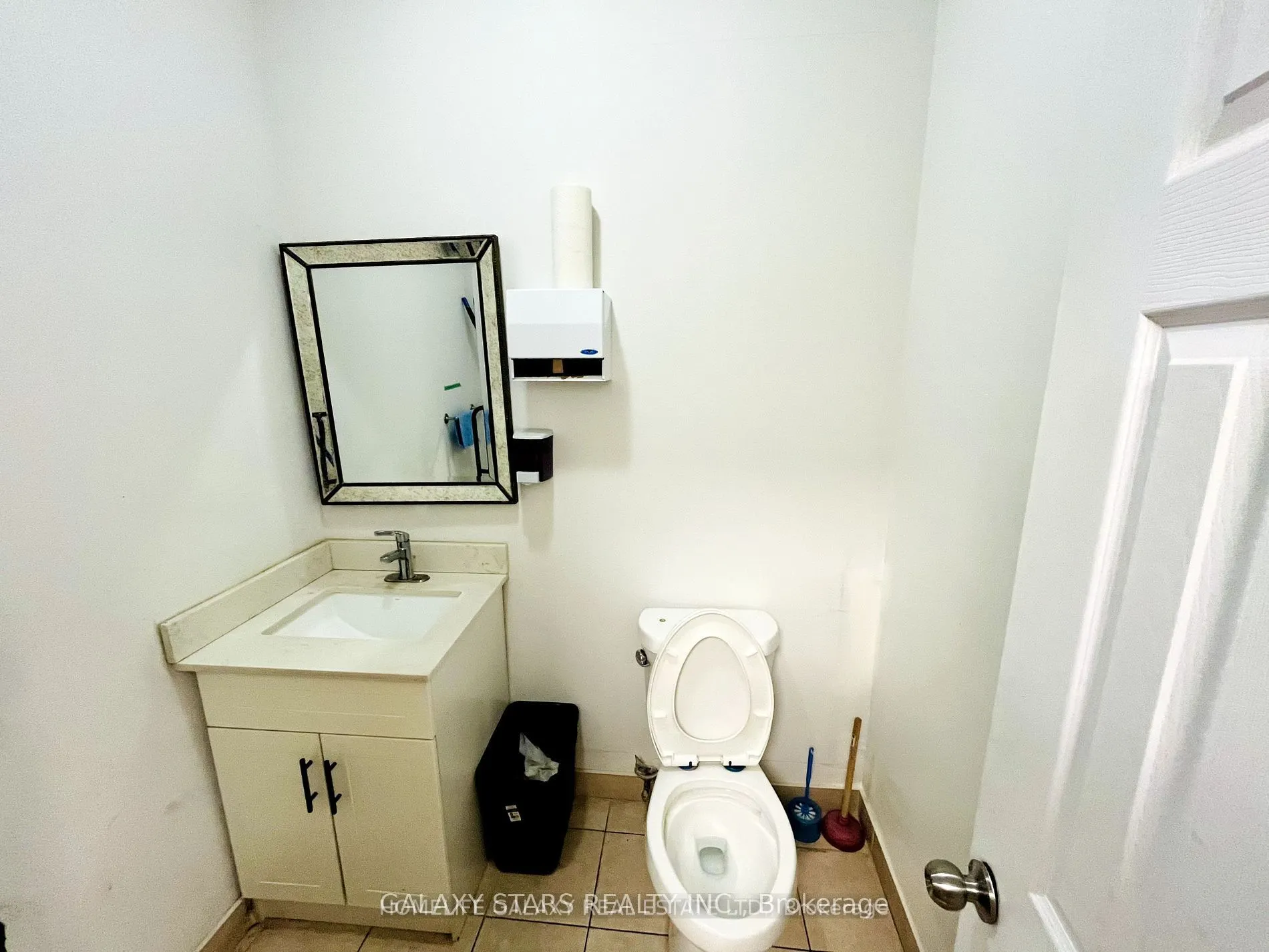 25 Simcoe Street S, #Main