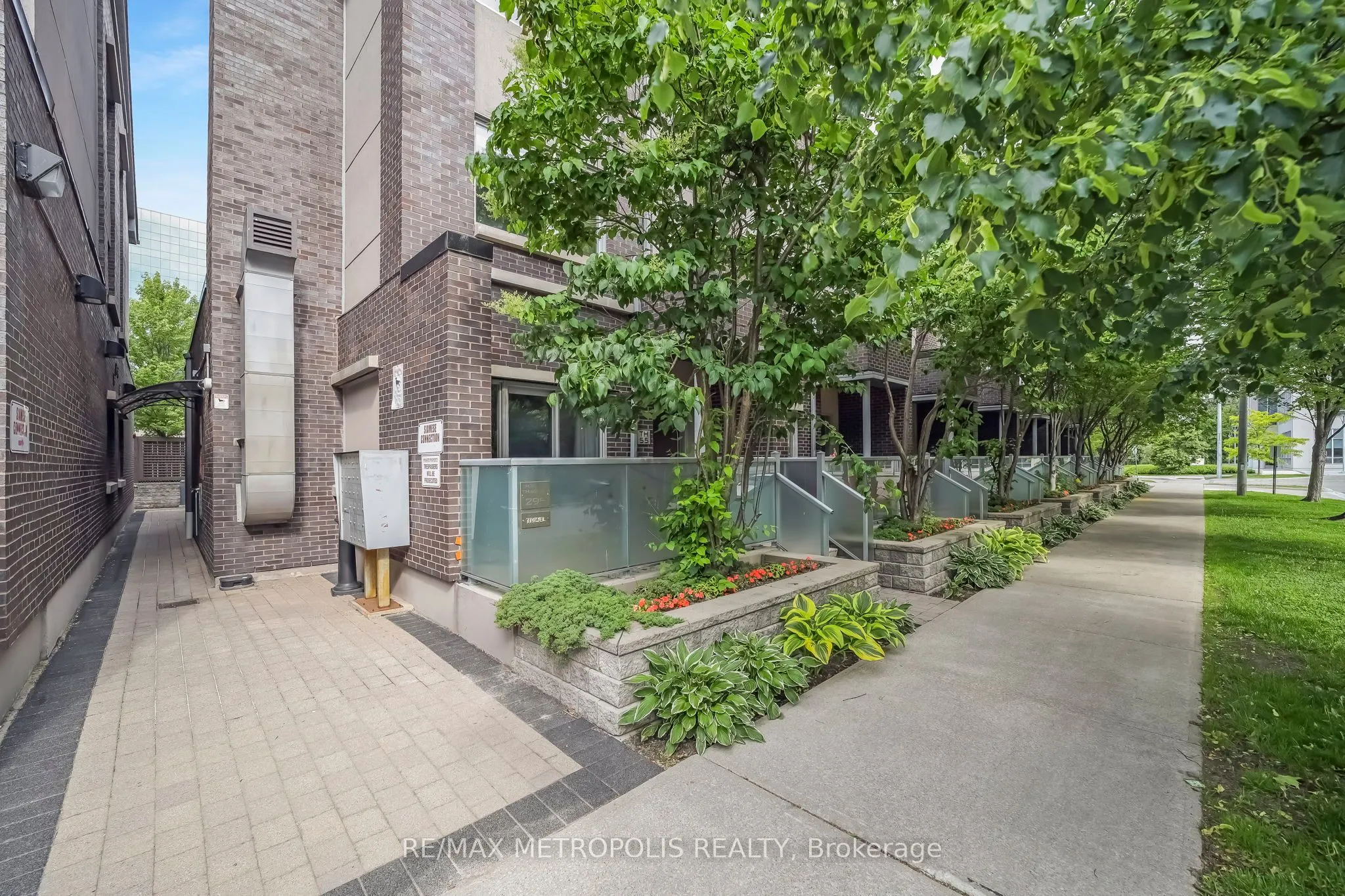 295 Village Green Square, #TH55