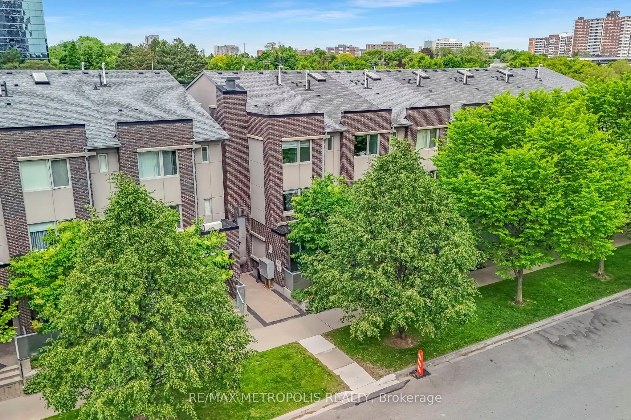 295 Village Green Square, #TH55