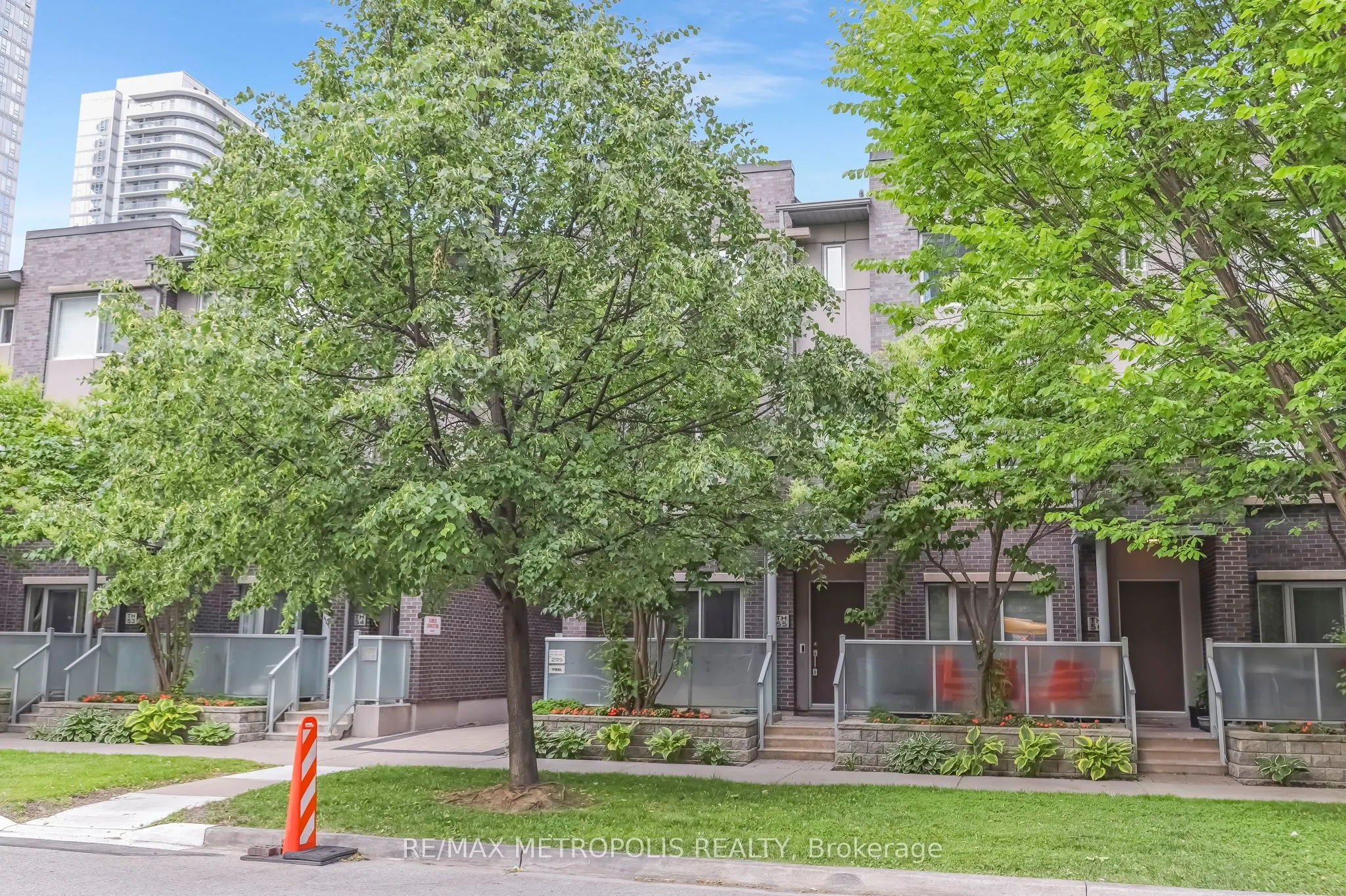 295 Village Green Square, #TH55