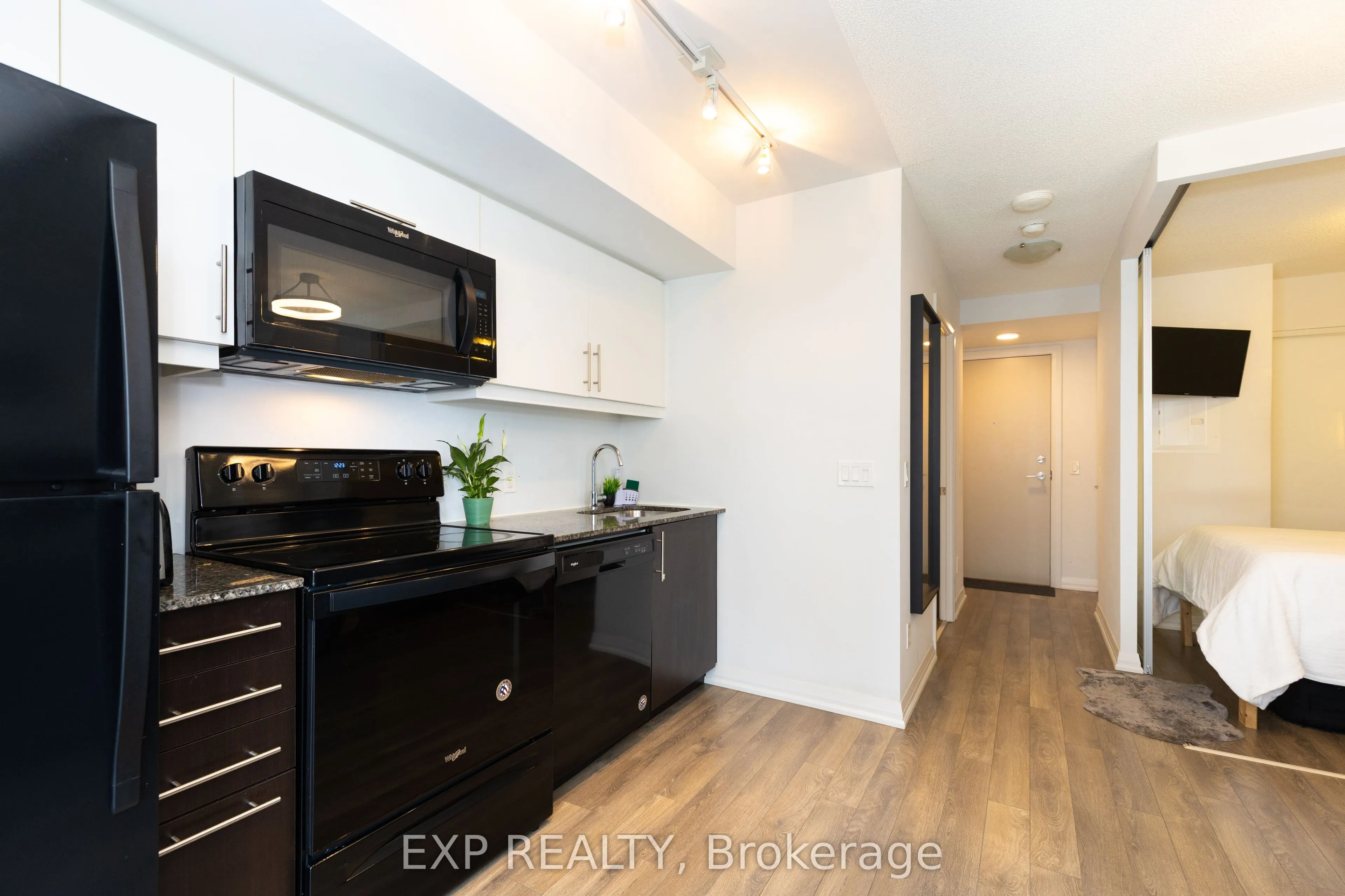 30 Meadowglen Place, #707