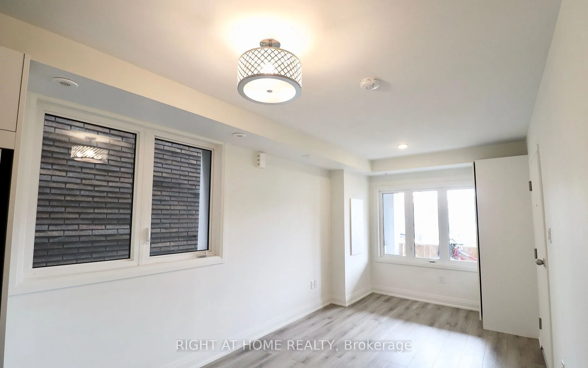 676 Coxwell Avenue, #Main
