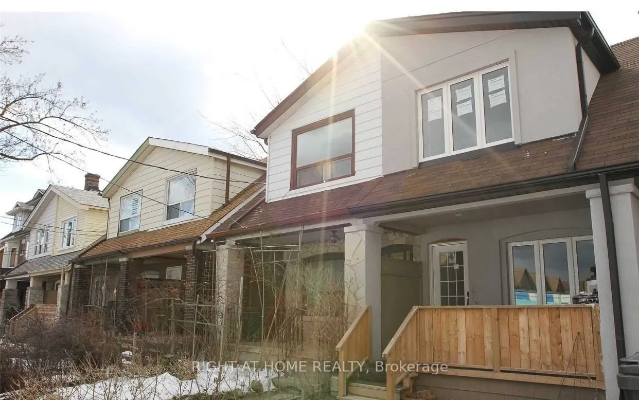 676 Coxwell Avenue, #Main