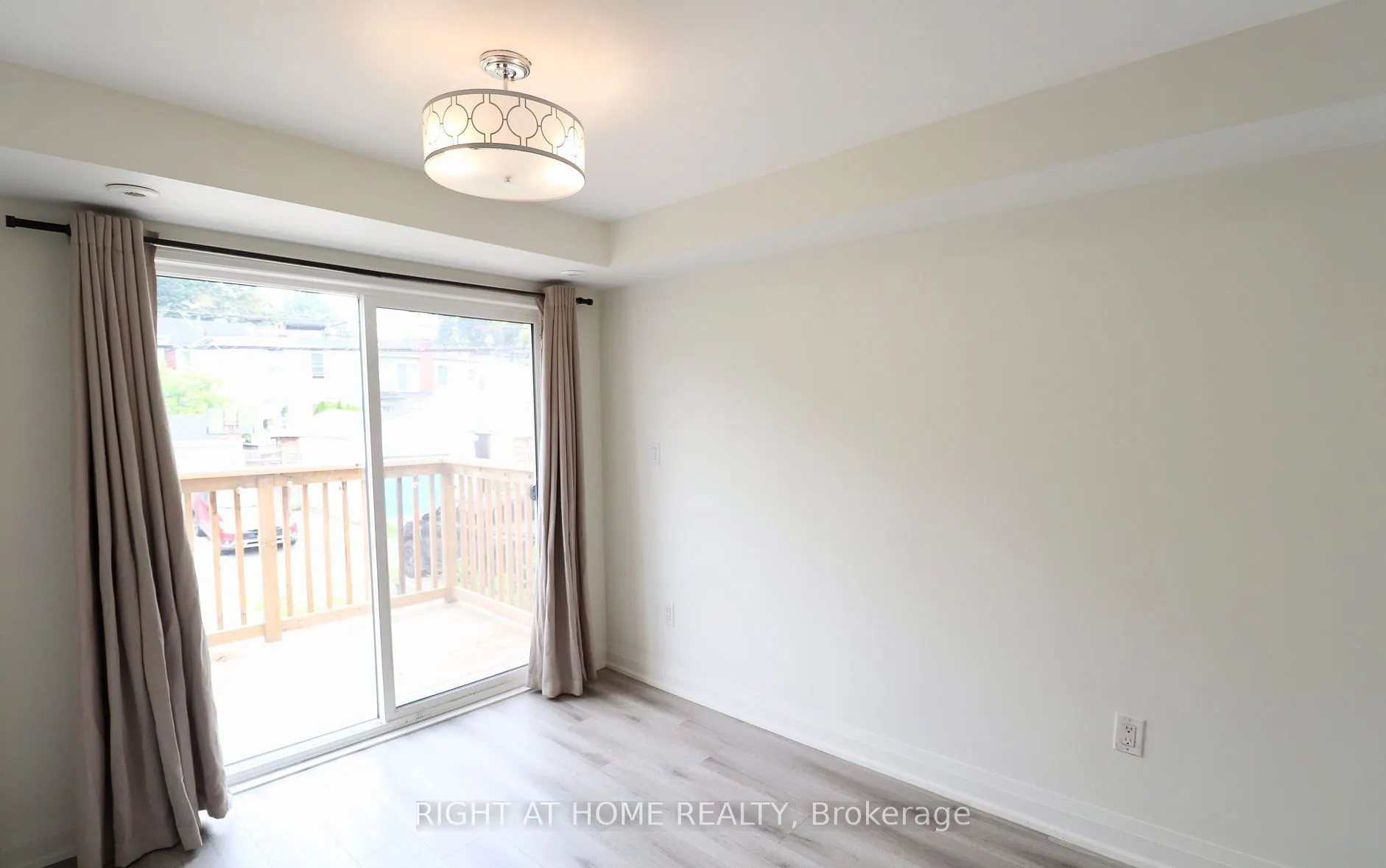 676 Coxwell Avenue, #Main