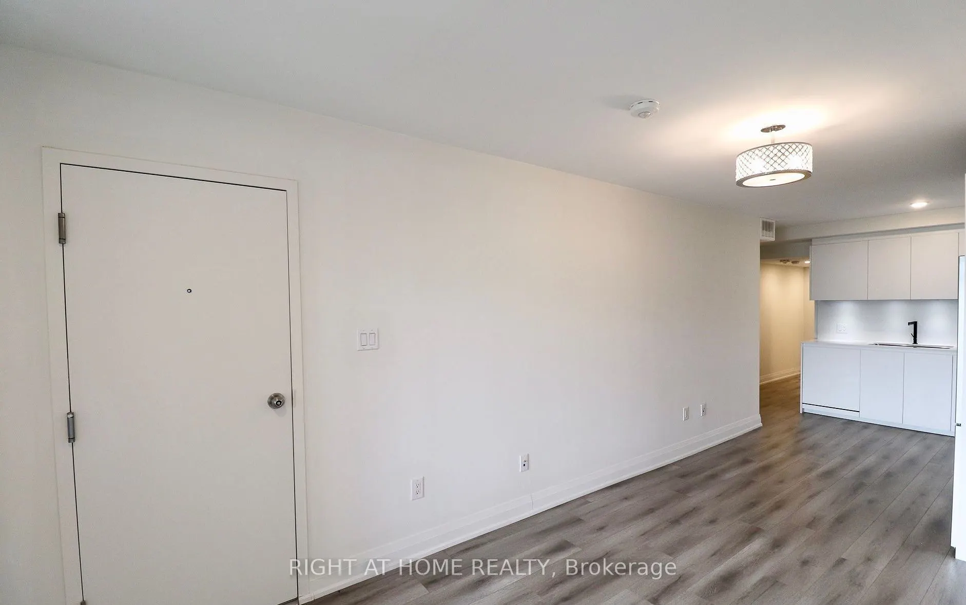 676 Coxwell Avenue, #Main