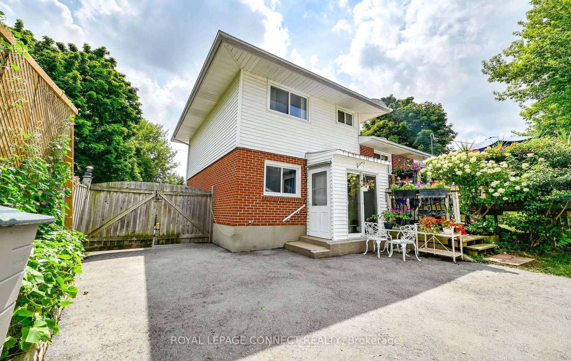 612 Maple Street W