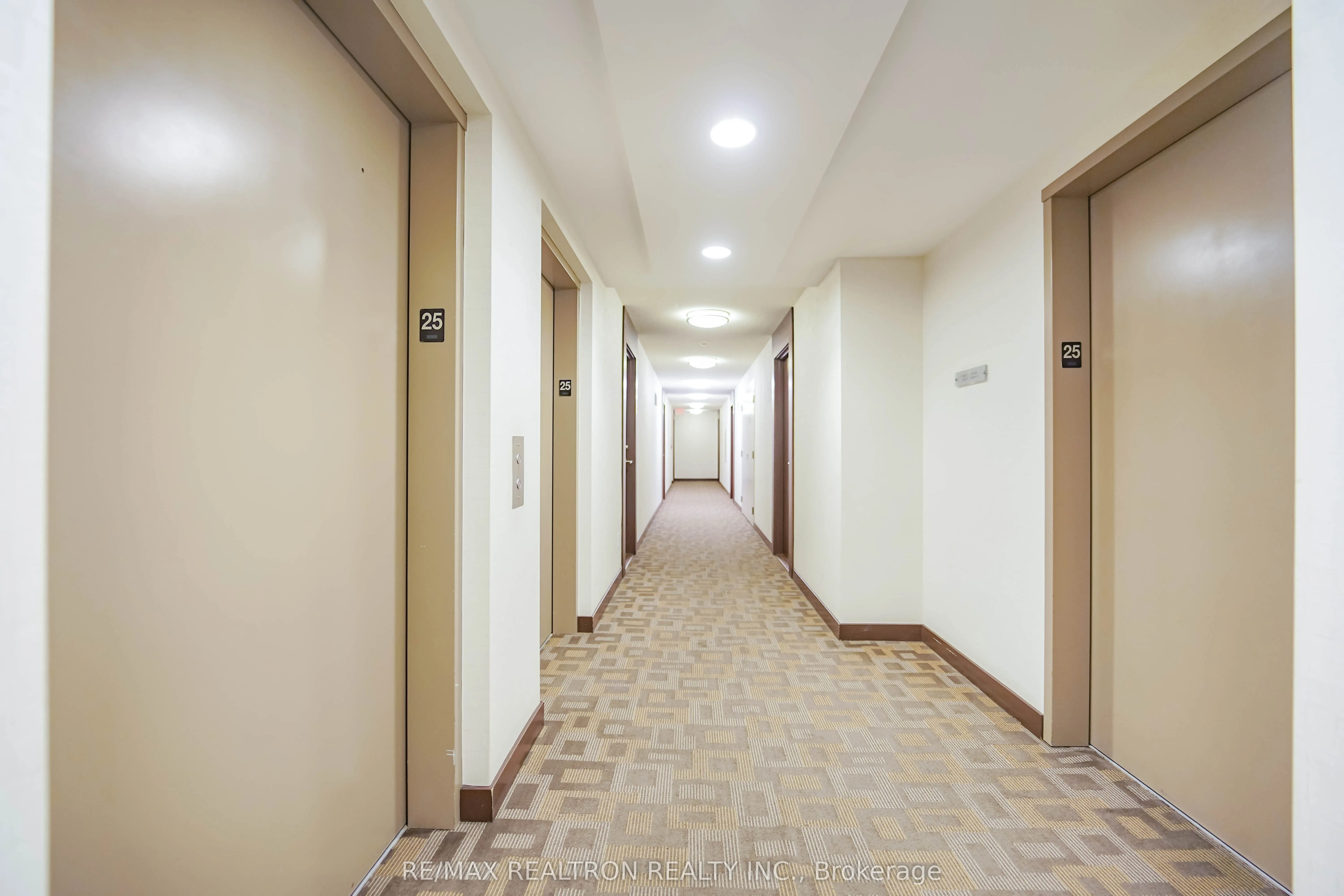 181 Village Green Square, #2518