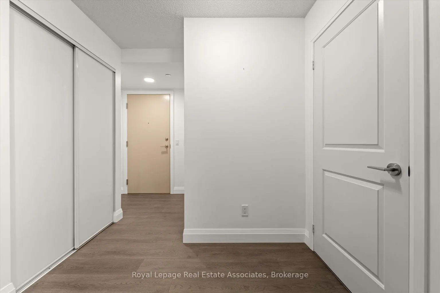 30 Meadowglen Place, #1106