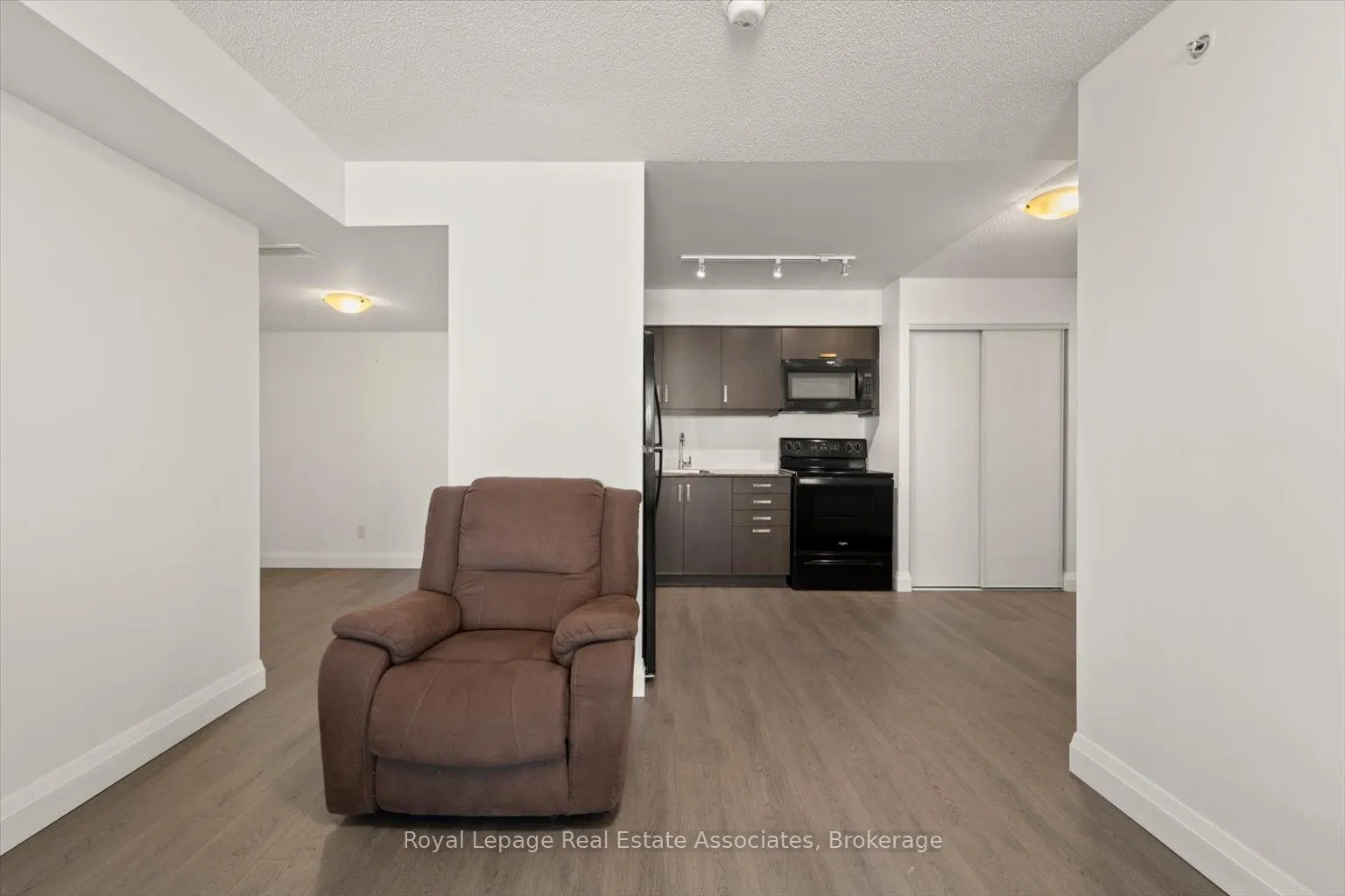 30 Meadowglen Place, #1106
