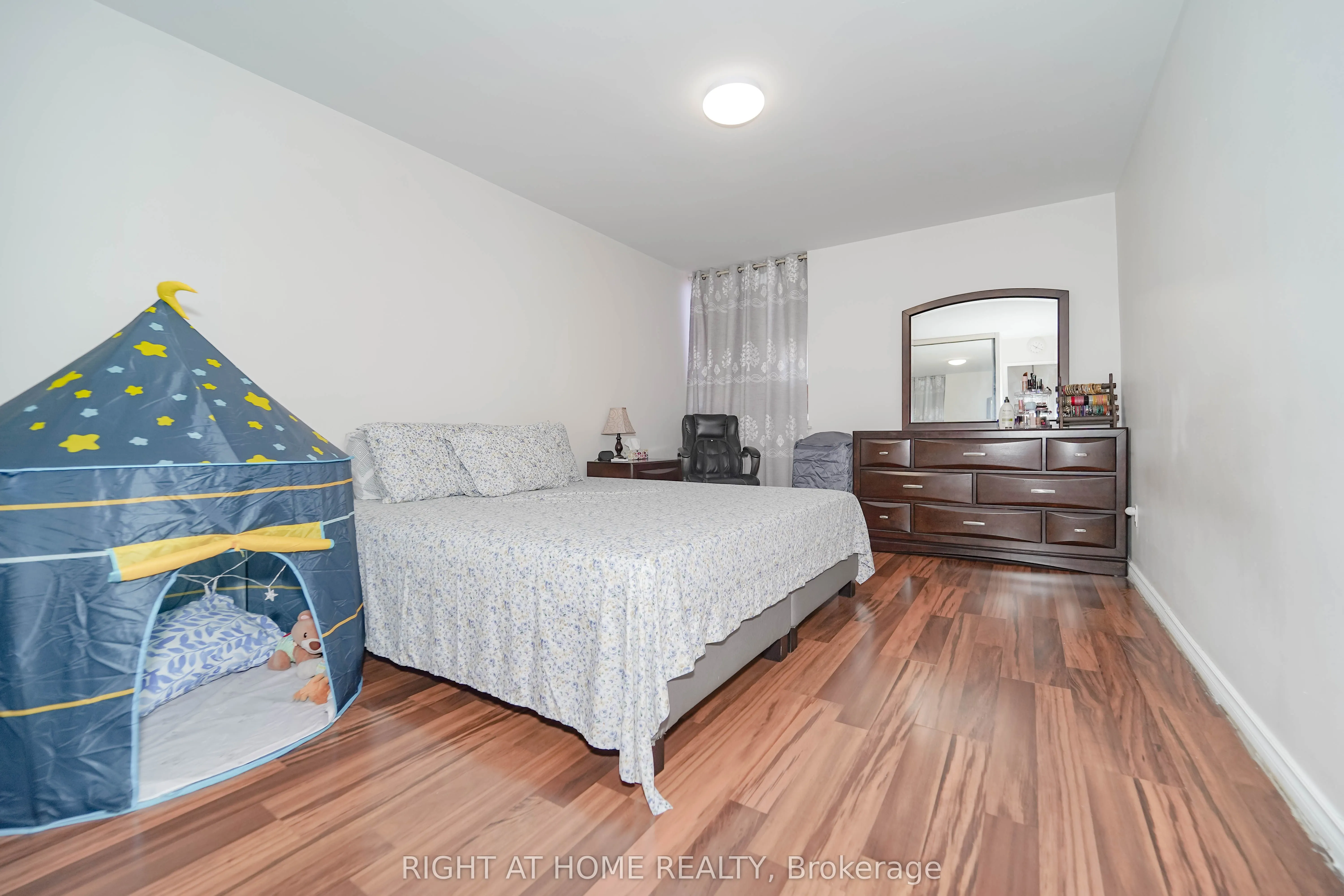 1 Massey Square, #1611