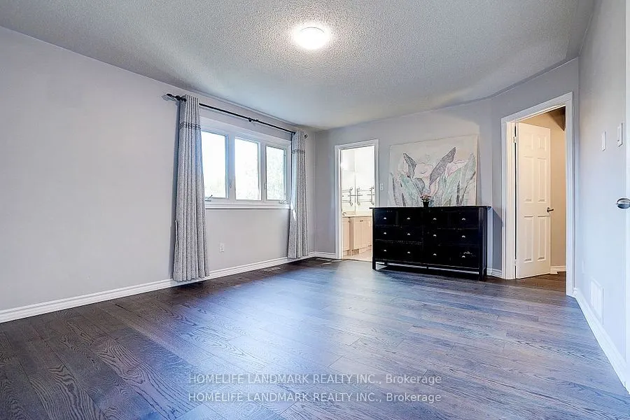 15 Saintsbury Square