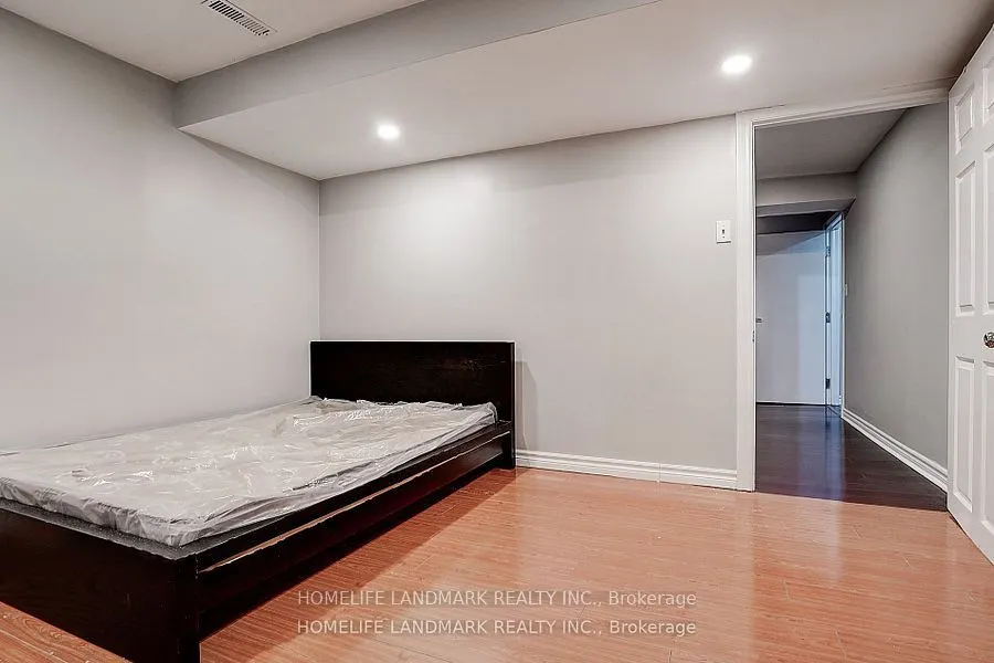 15 Saintsbury Square