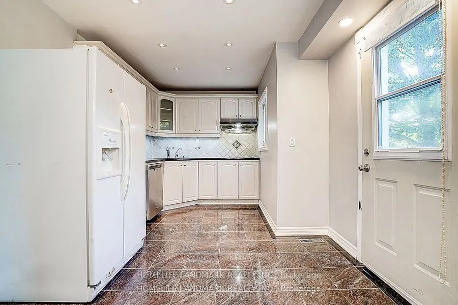15 Saintsbury Square