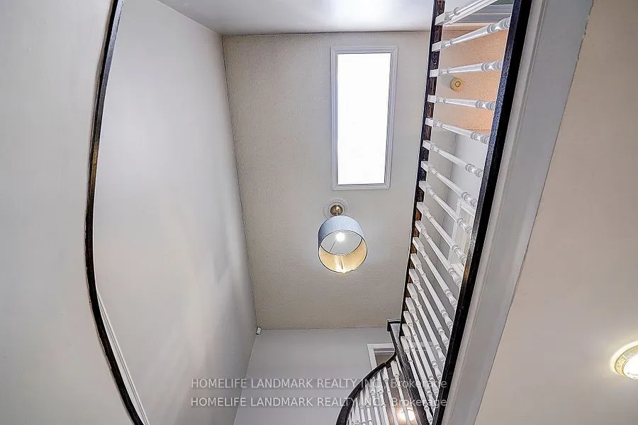 15 Saintsbury Square
