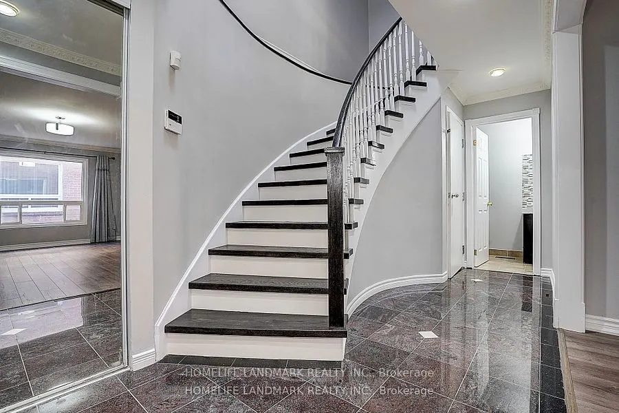 15 Saintsbury Square