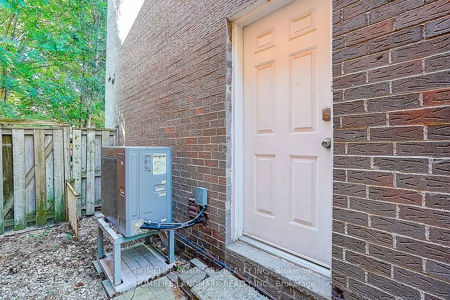 15 Saintsbury Square