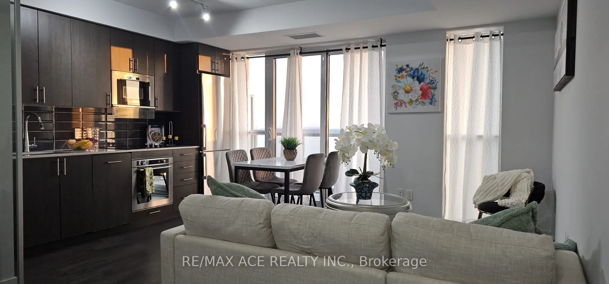 2550 Simcoe Street N, #1402