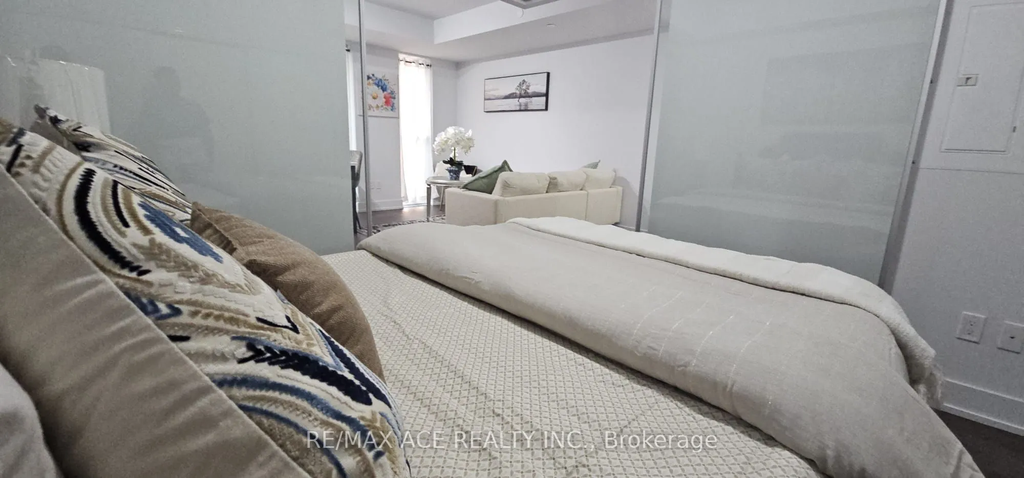 2550 Simcoe Street N, #1402