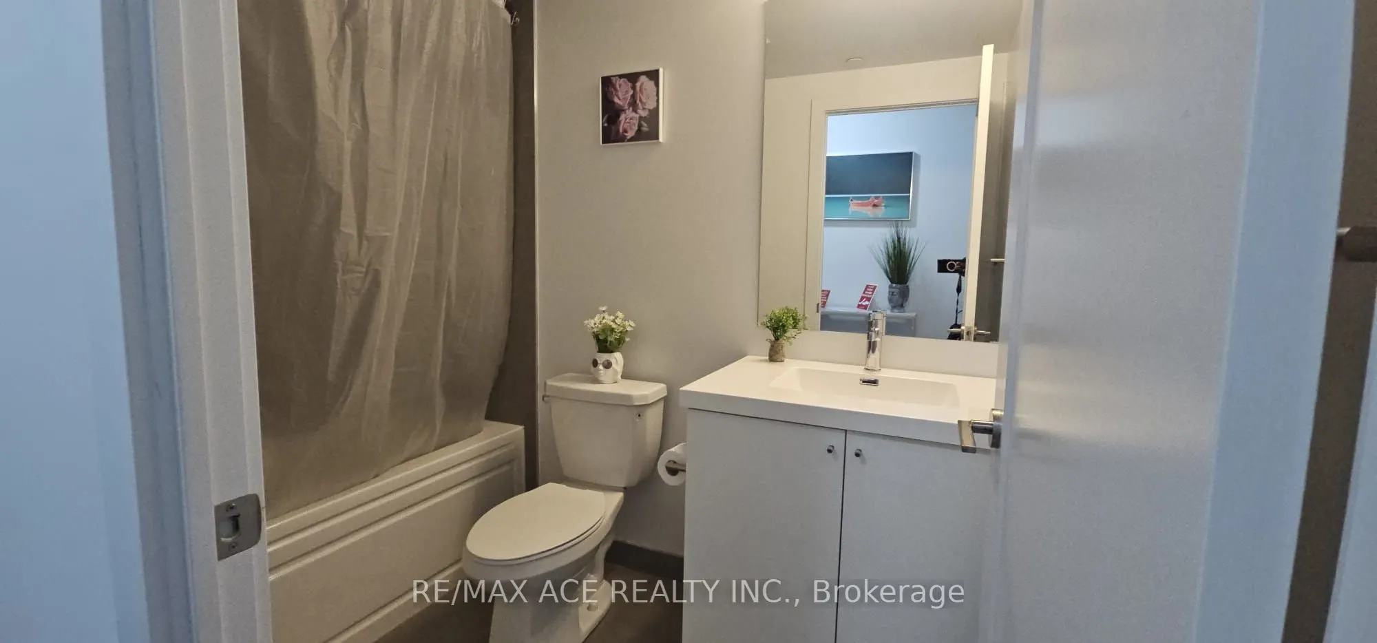 2550 Simcoe Street N, #1402