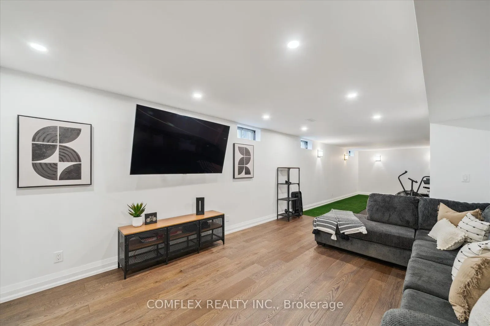 2 TAUNUS Court