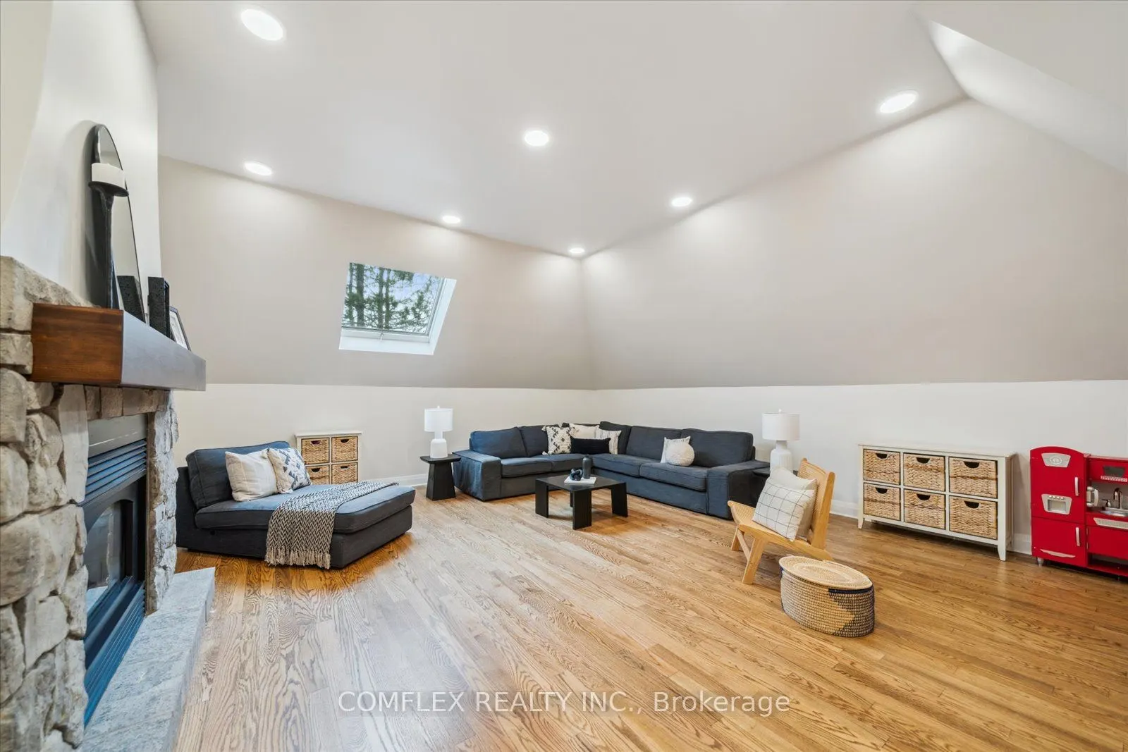 2 TAUNUS Court