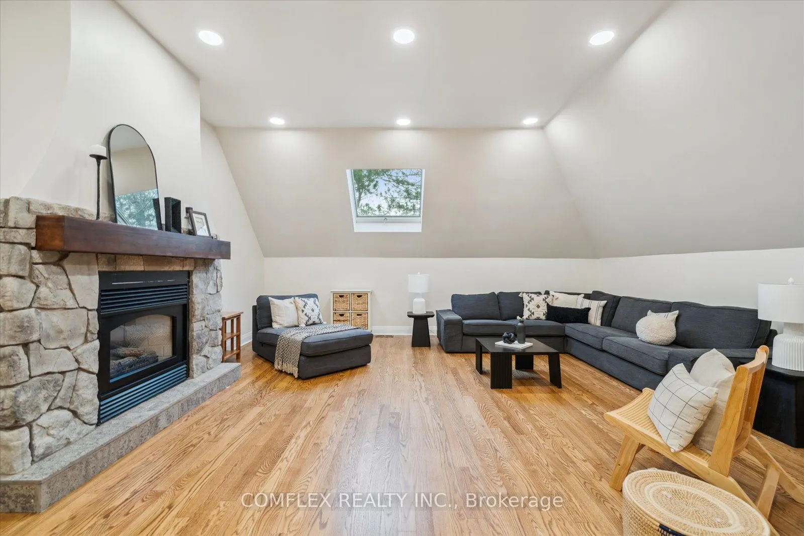 2 TAUNUS Court