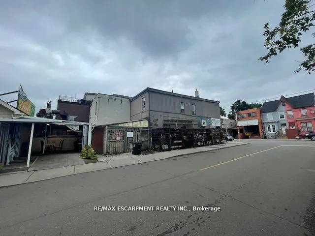 673 Gerrard Street E