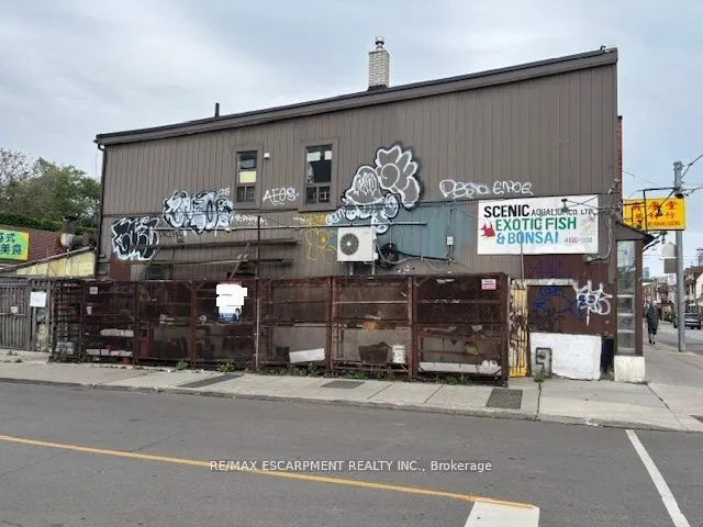 673 Gerrard Street E