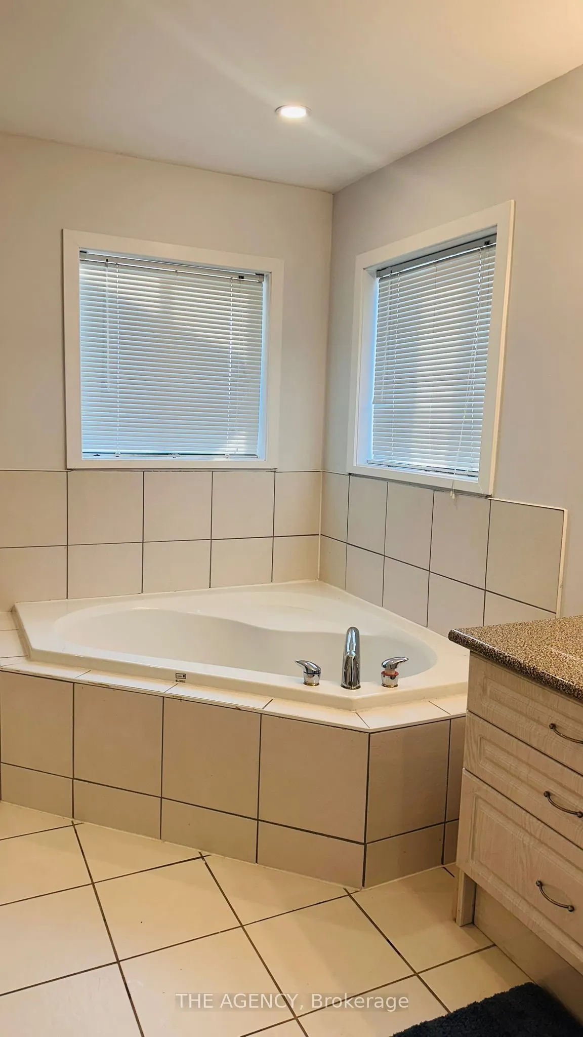 12 Robert Attersley Drive E