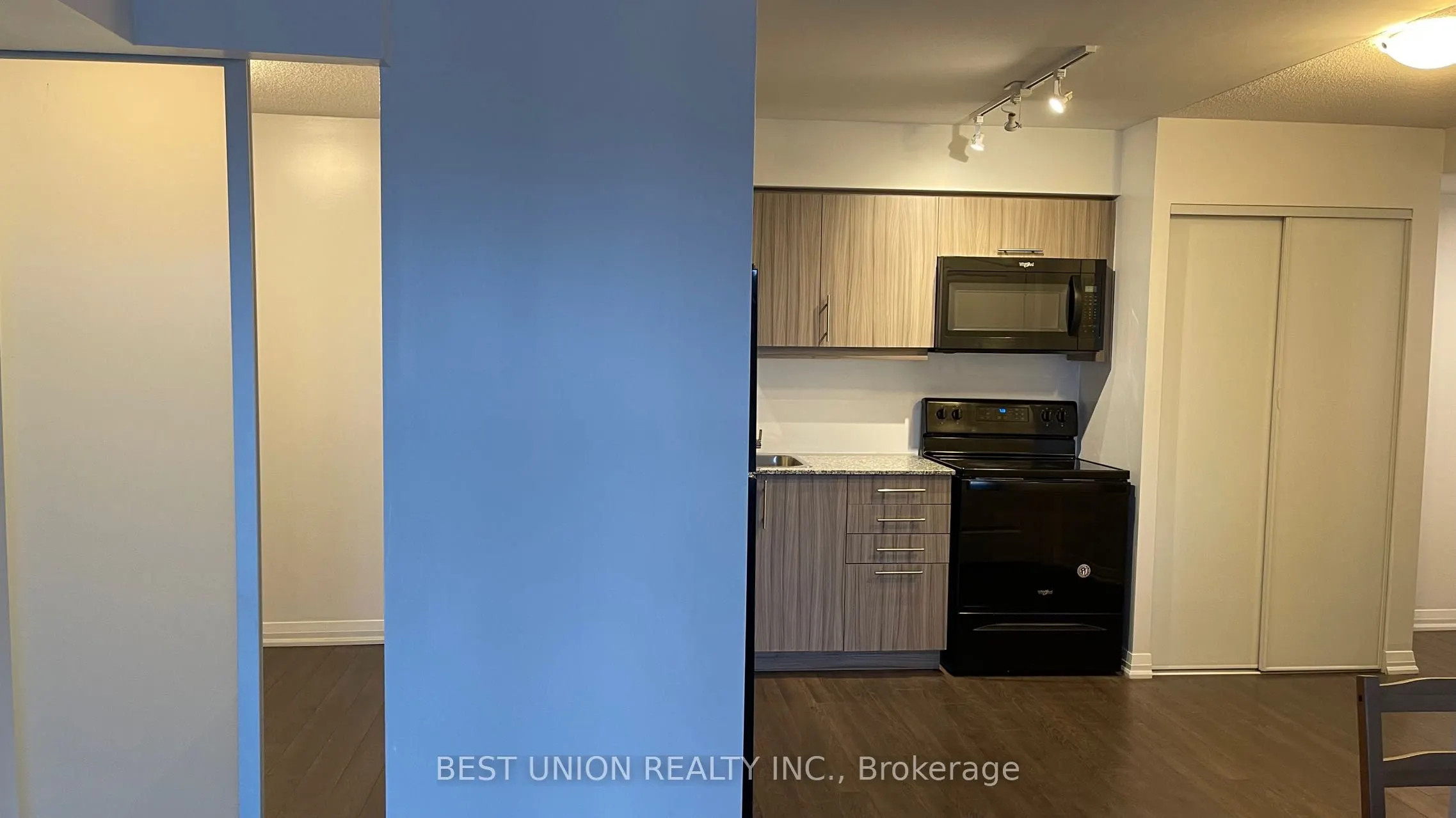 30 Meadowglen Place, #904