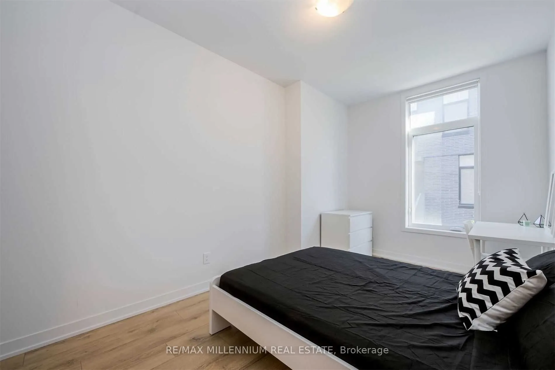 1740 Simcoe Unit 1 Street, #33