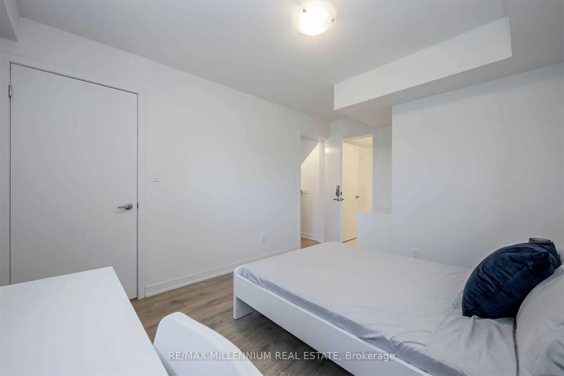 1740 Simcoe Unit 1 Street, #33