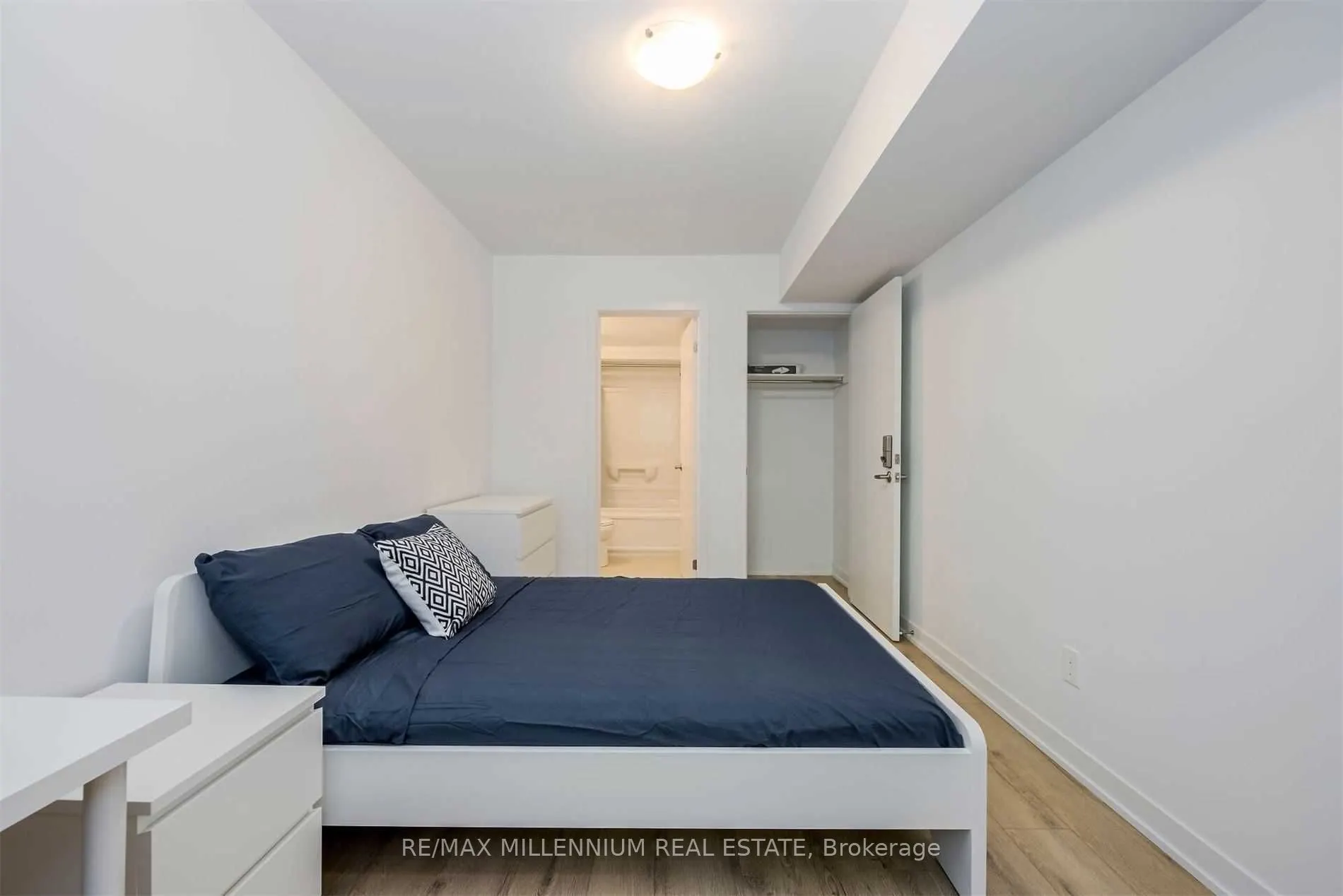 1740 Simcoe Unit 1 Street, #33