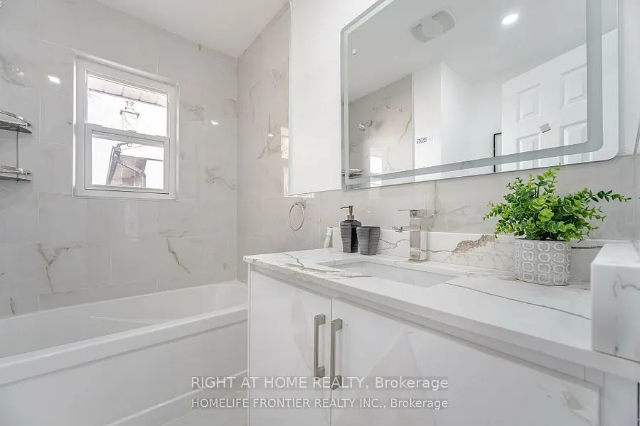 1204 Simcoe Street S