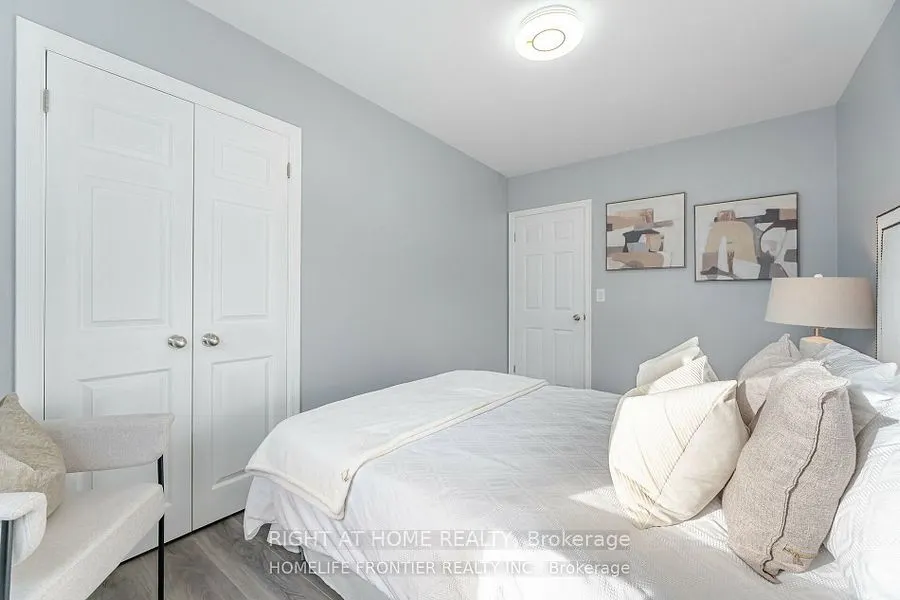 1204 Simcoe Street S