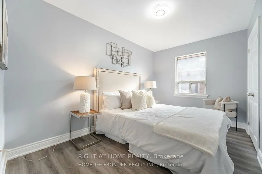 1204 Simcoe Street S